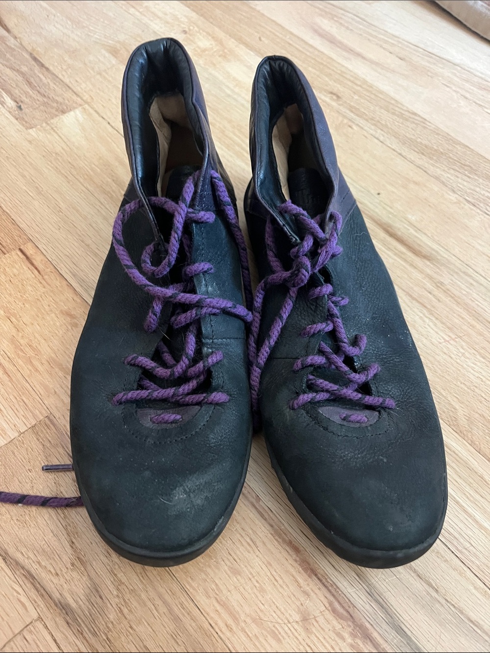 Think! Black Leather Lace-Up Shoes with Purple Laces